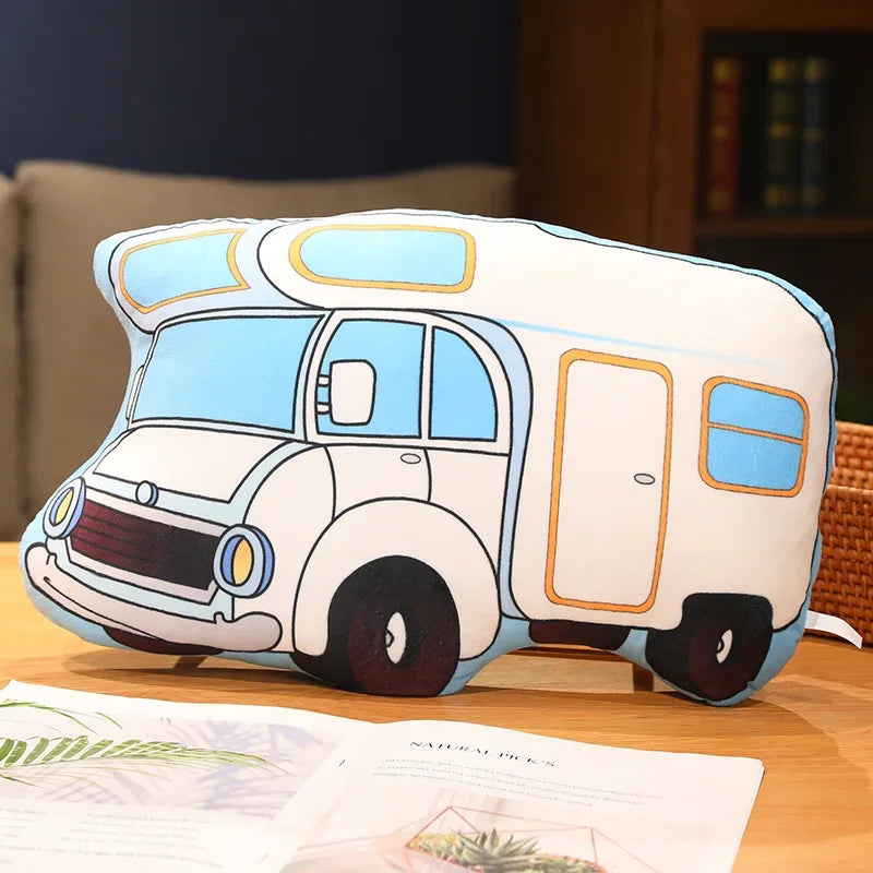 Spielerische Kuschelkissen mit Auto u. a. Motiven
