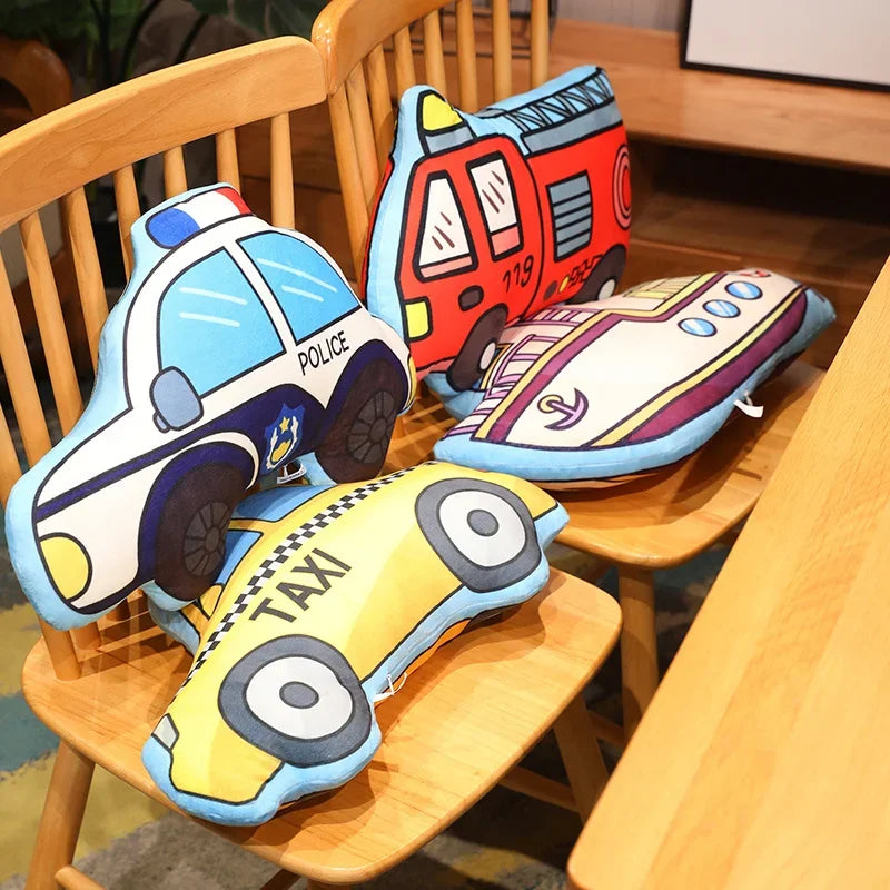 Spielerische Kuschelkissen mit Auto u. a. Motiven