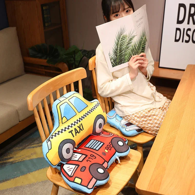 Spielerische Kuschelkissen mit Auto u. a. Motiven