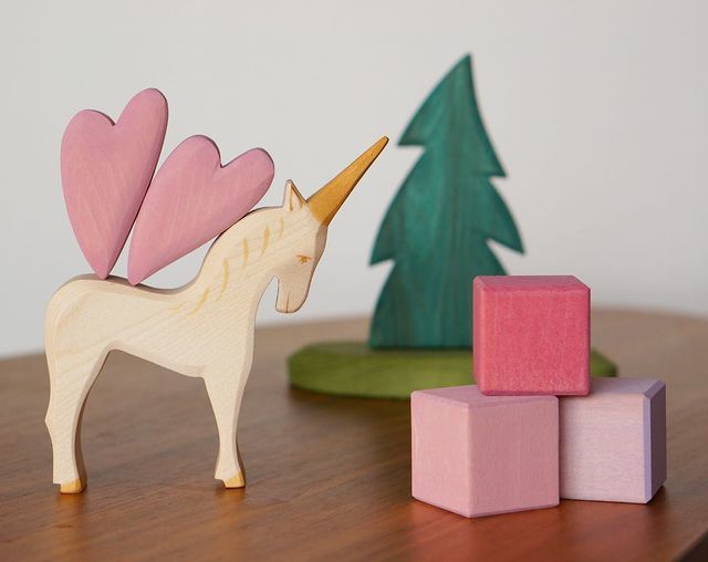 Einhorn Spielzeug aus Holz - in Schwarz oder Weiß