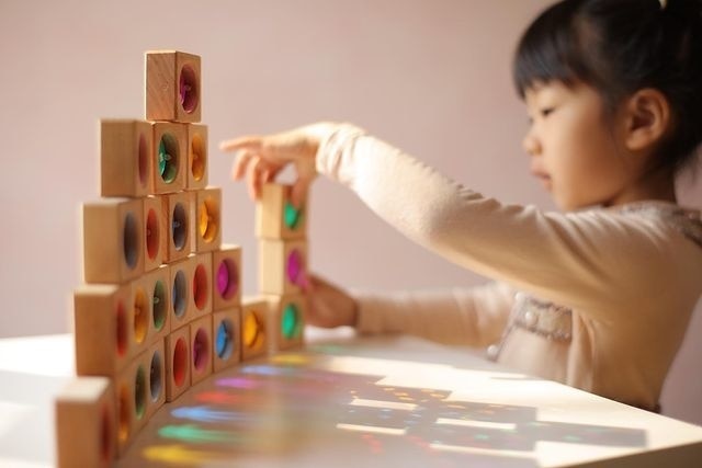 Montessori-Holz-Bausteine mit Edelstein Look